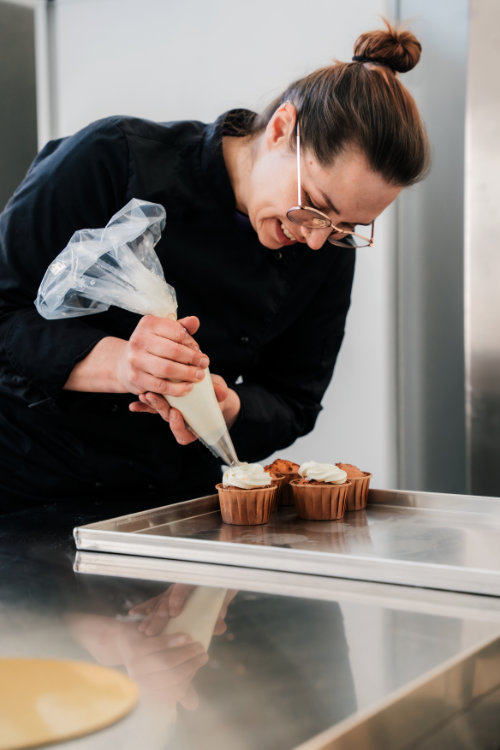 Dori verziehrt Cupcakes