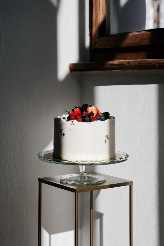 Torte mit weißer Creme und Waldfrüchten auf einer Etagere