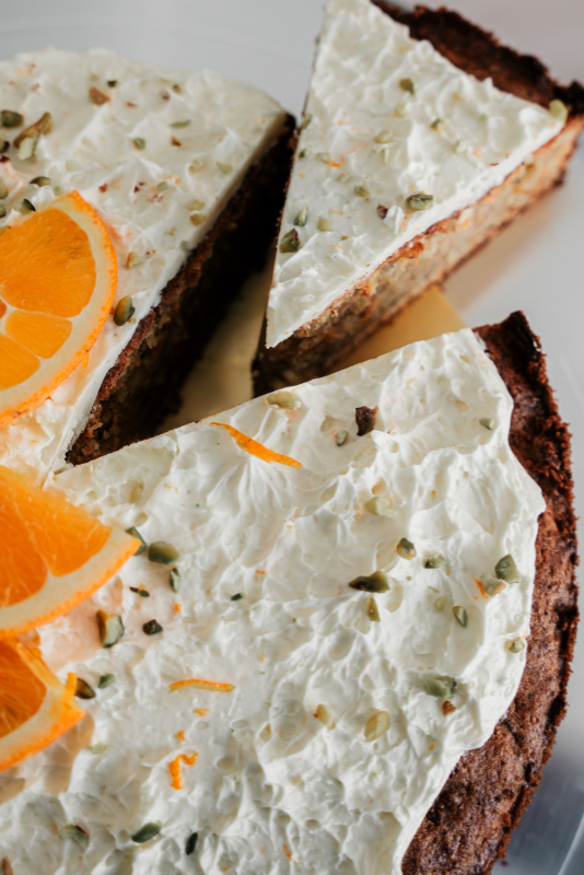 Karottenkuchen mit Frischkäsecreme und Orangen