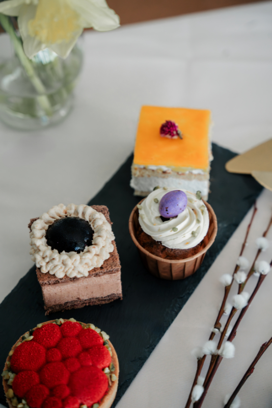 Tablett mit einer Variation von Tartlett, Cupcake und Kuchenstücken