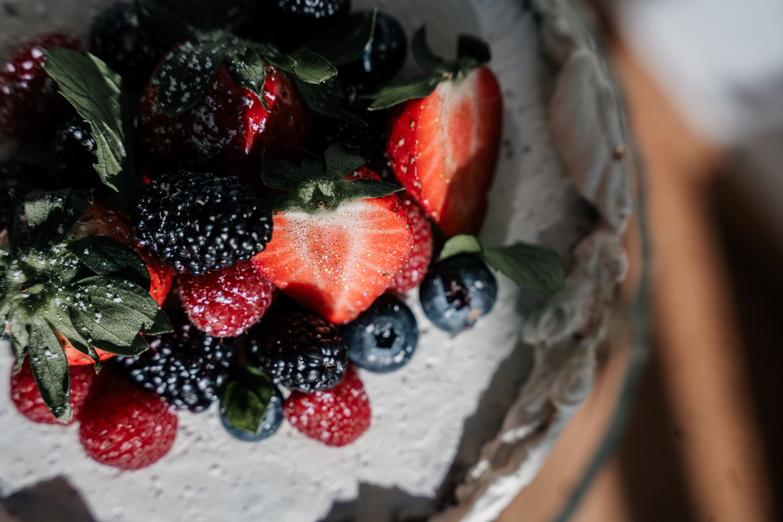 Detailansicht von der Deko einer Hochzeitstorte mit Waldfrüchten